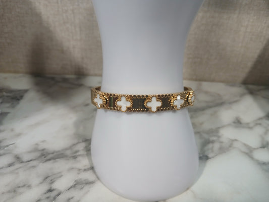 Pulsera Clover de la Suerte – Edición Blanco, Dorado & Rojo (Acero inoxidable con baño de oro 14k)