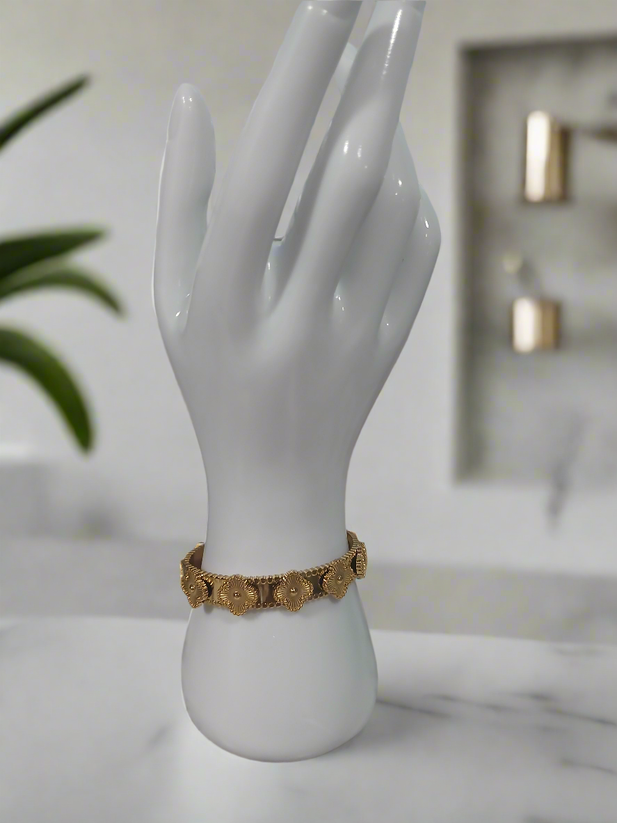 Pulsera Clover de la Suerte – Edición Blanco, Dorado & Rojo (Acero inoxidable con baño de oro 14k)
