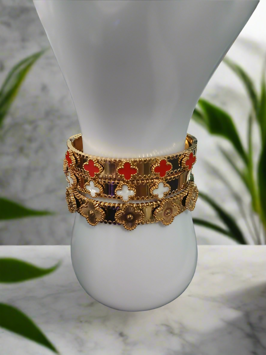 Pulsera Clover de la Suerte – Edición Blanco, Dorado & Rojo (Acero inoxidable con baño de oro 14k)