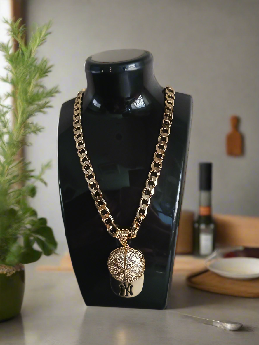 NY Luxe – Cadena Eslabón Cubano con Dije de Gorra Diamantada