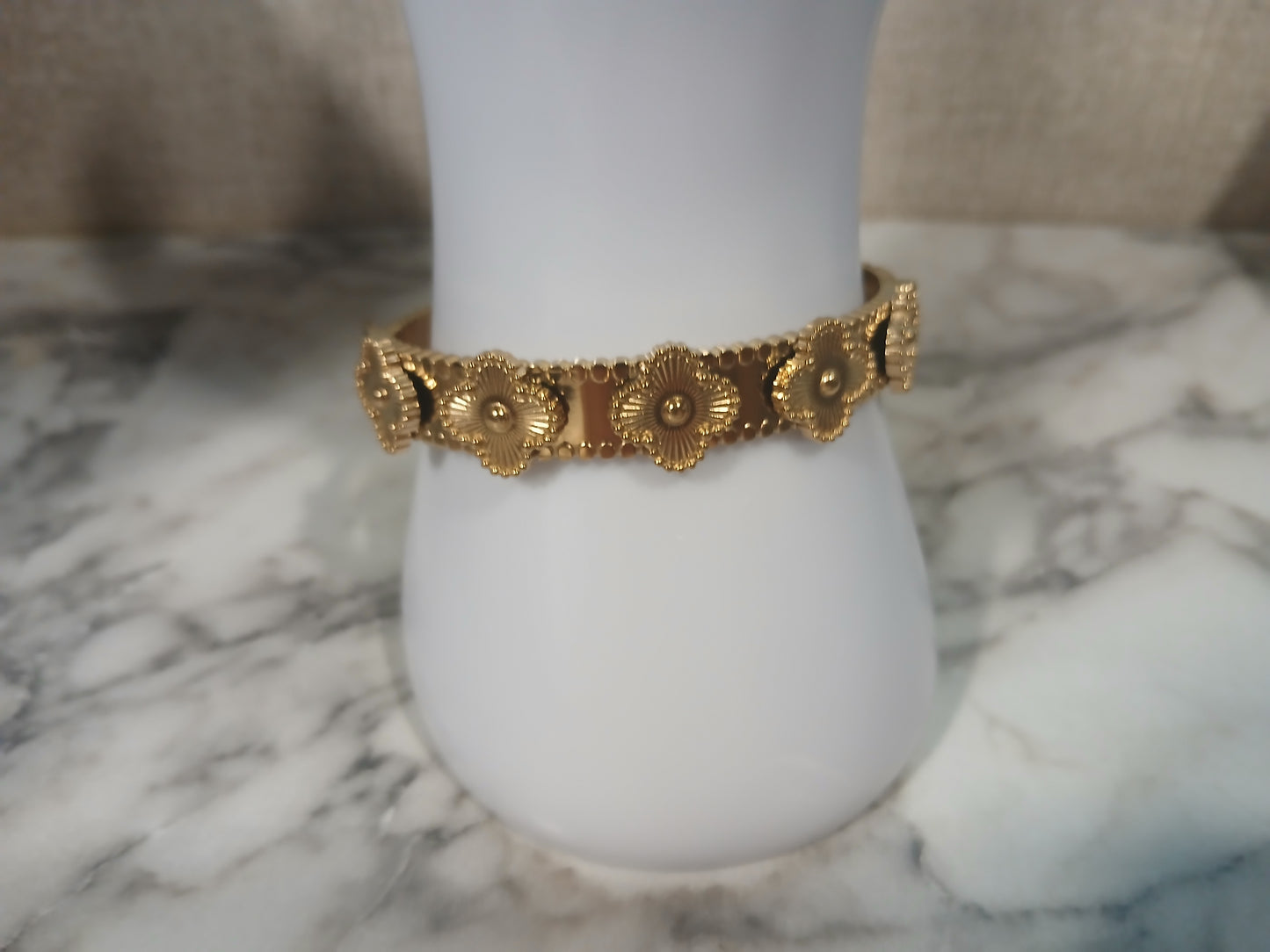 Pulsera Clover de la Suerte – Edición Blanco, Dorado & Rojo (Acero inoxidable con baño de oro 14k)