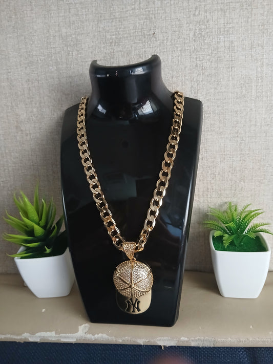 NY Luxe – Cadena Eslabón Cubano con Dije de Gorra Diamantada