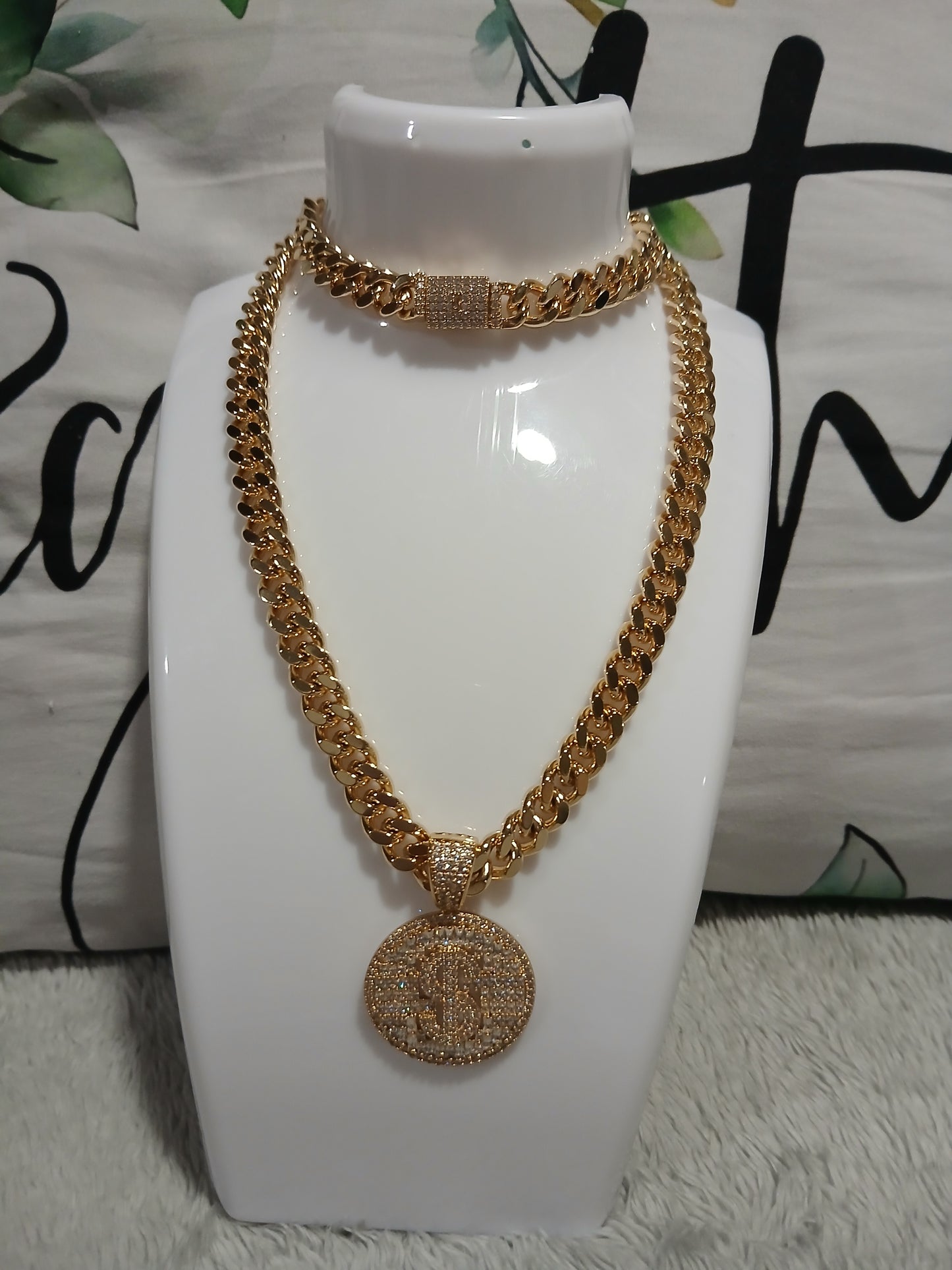 Mónaco Luxe – Set de Gargantilla y Pulsera con Dije de Éxito